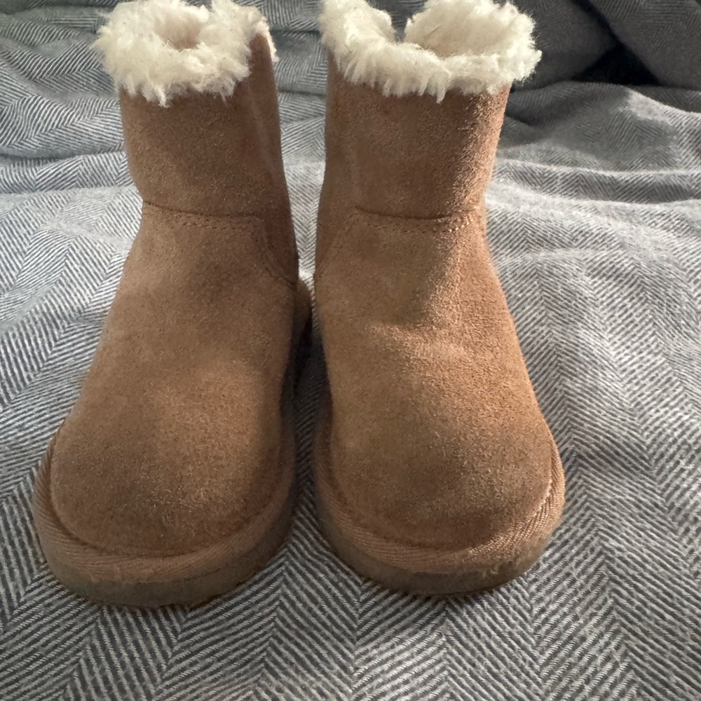 Ugg Camel Boots for toddler with White Fur Lining and back zipper